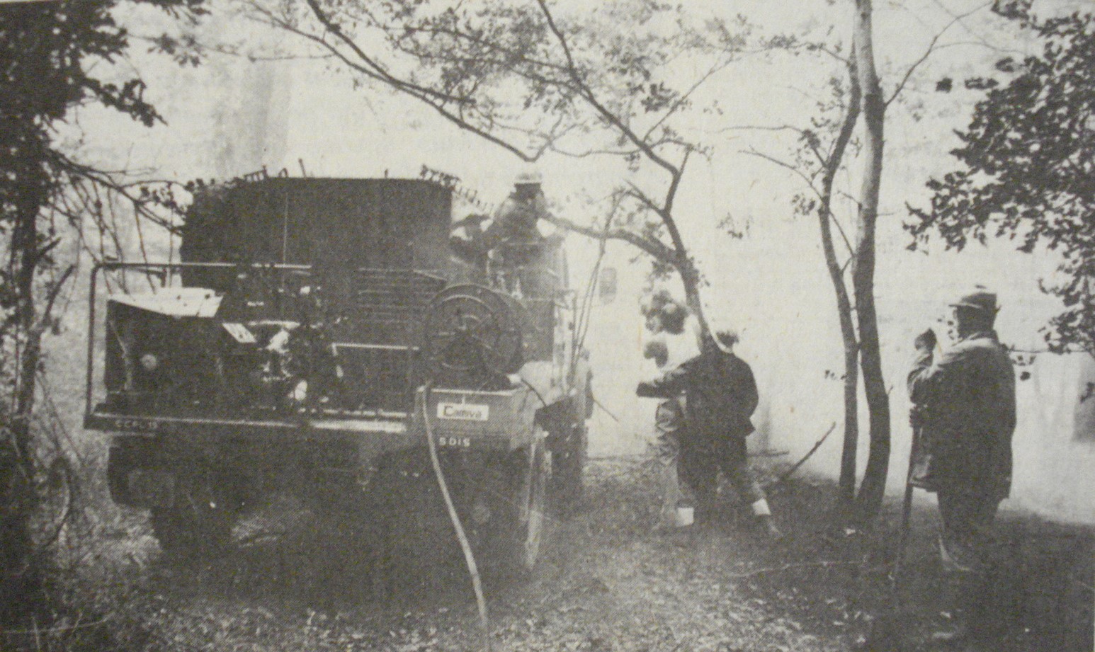 Intervention des pompiers en compagnie du Maire de Neuville-aux-Bois, Kléber Malécot (à droite) (©archives départementales – république du centre)