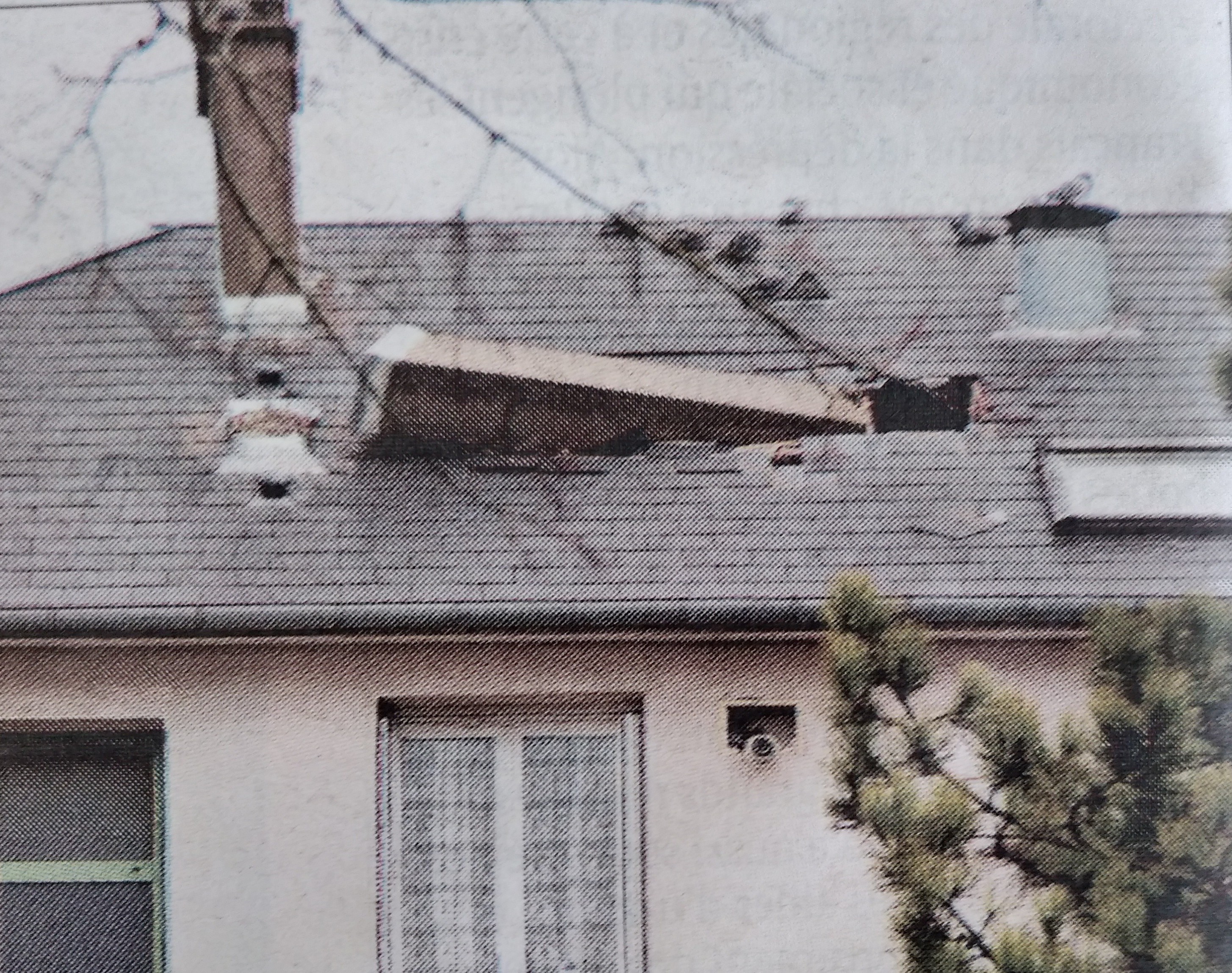 Cheminée effondrée sur un toit à Pithiviers (© archives départementales - république du centre)