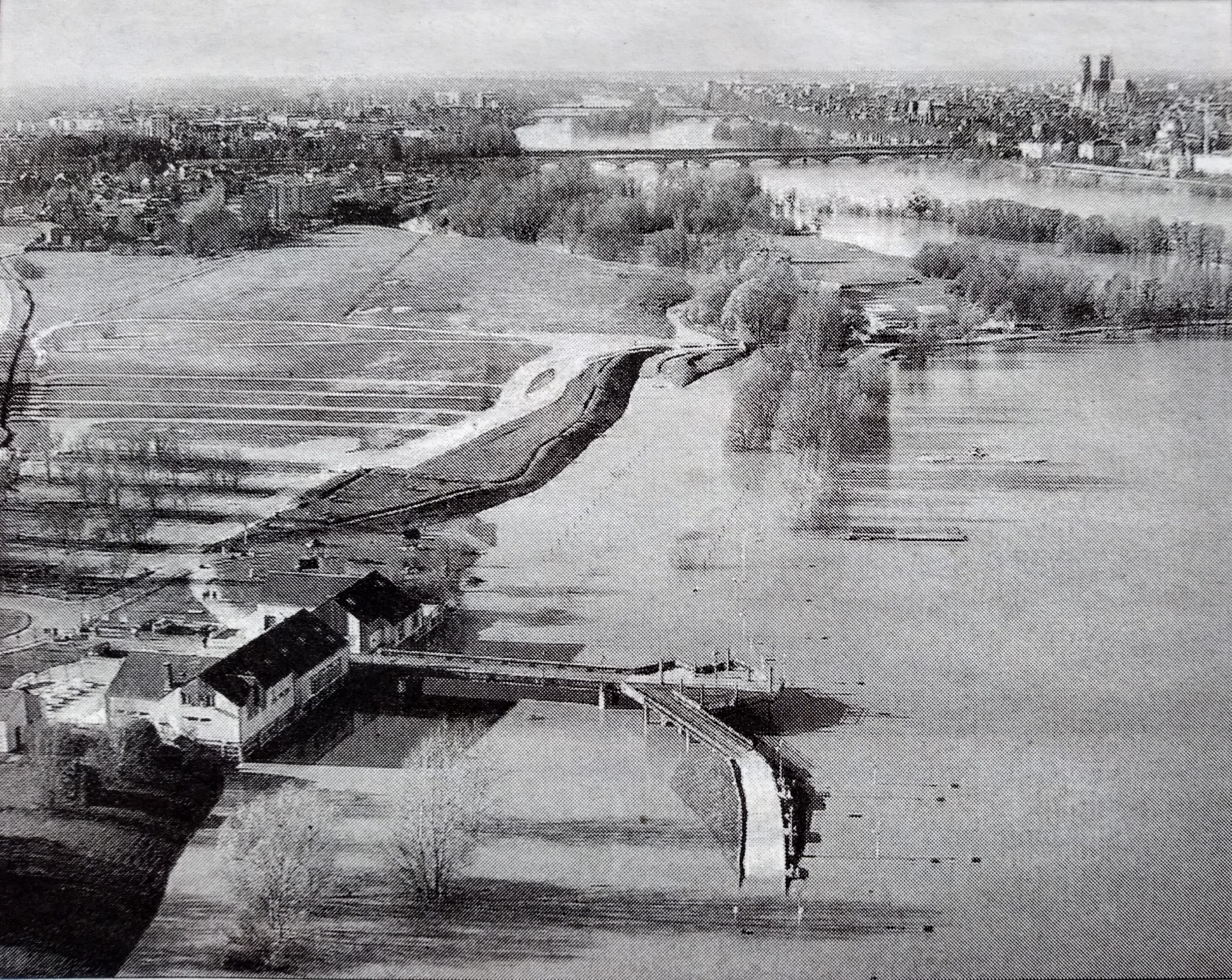 Inondation de l'ile Charlemagne (© archives départementales - république du centre)