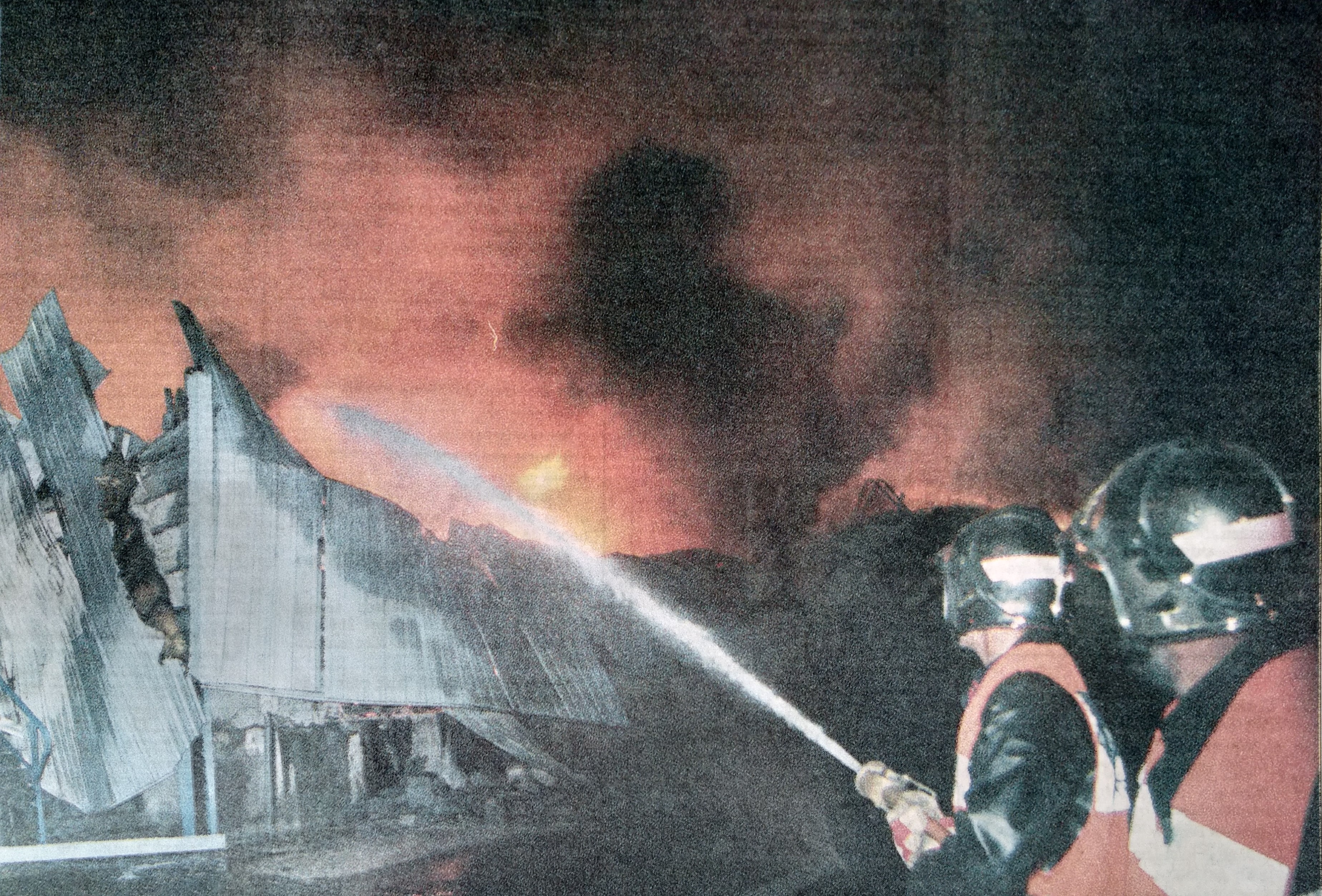 Intervention des pompiers pendant l'incendie (© archives départementales – république du centre)