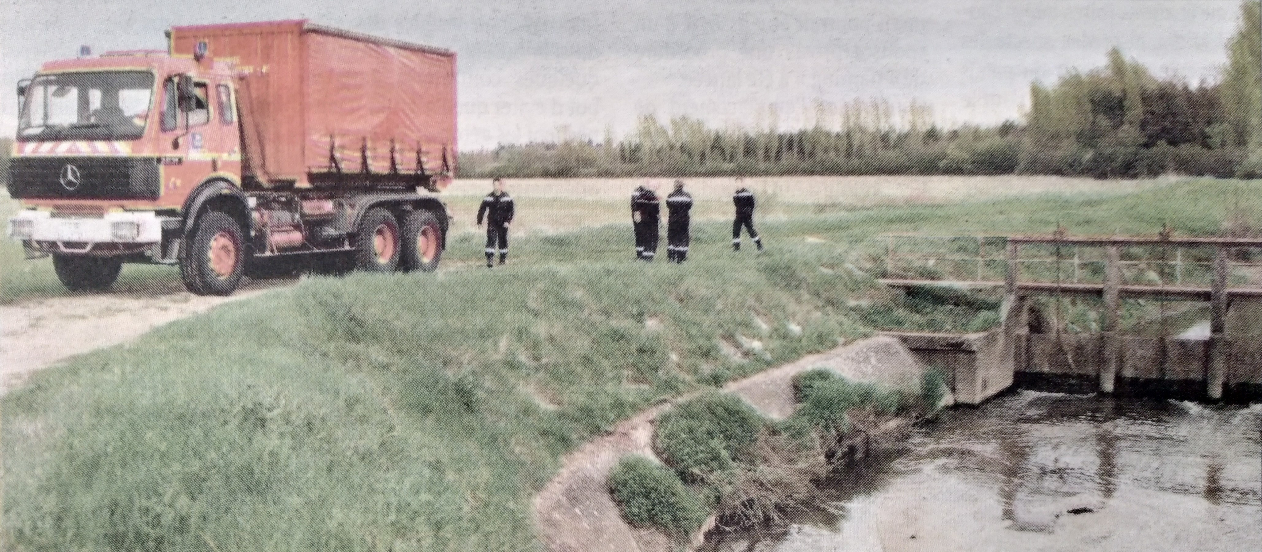 Intervention des pompiers à Germigny au barrage de Rigloy (© archives départementales - république du centre)