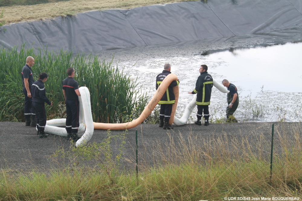 Mise en place du bassin de rétention par les pompiers (Bassin contaminé par le déversement du fuel -(©UDR SDIS45)UDR SDIS45)