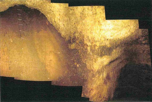 Vue de la cavité, partie vers l'est (accès par l’effondrement en haut à gauche) (© brgm)