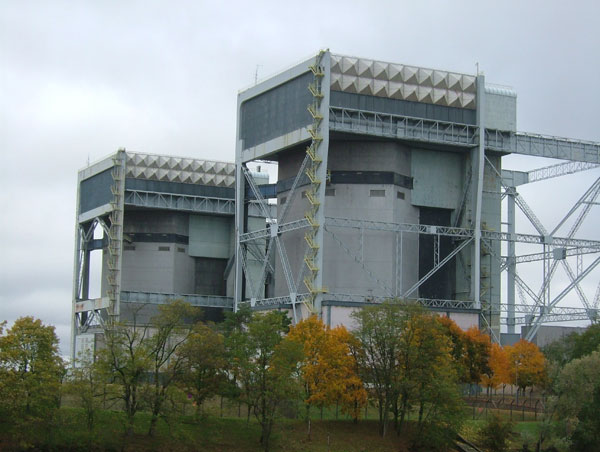 Les deux anciens réacteurs (filière uranium naturel graphite-gaz) à Saint-Laurent-des-Eaux © IRSN