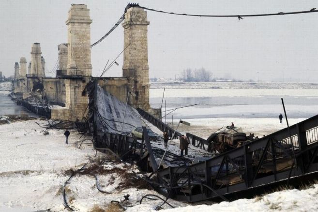 Effondrement du pont de Sully-sur-Loire le 16 janvier 1985 (© archives départementales - république du centre)