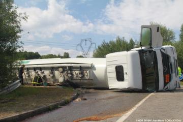 Camion renversé déversant sa fuite de gasoil (© UDR SDIS45)